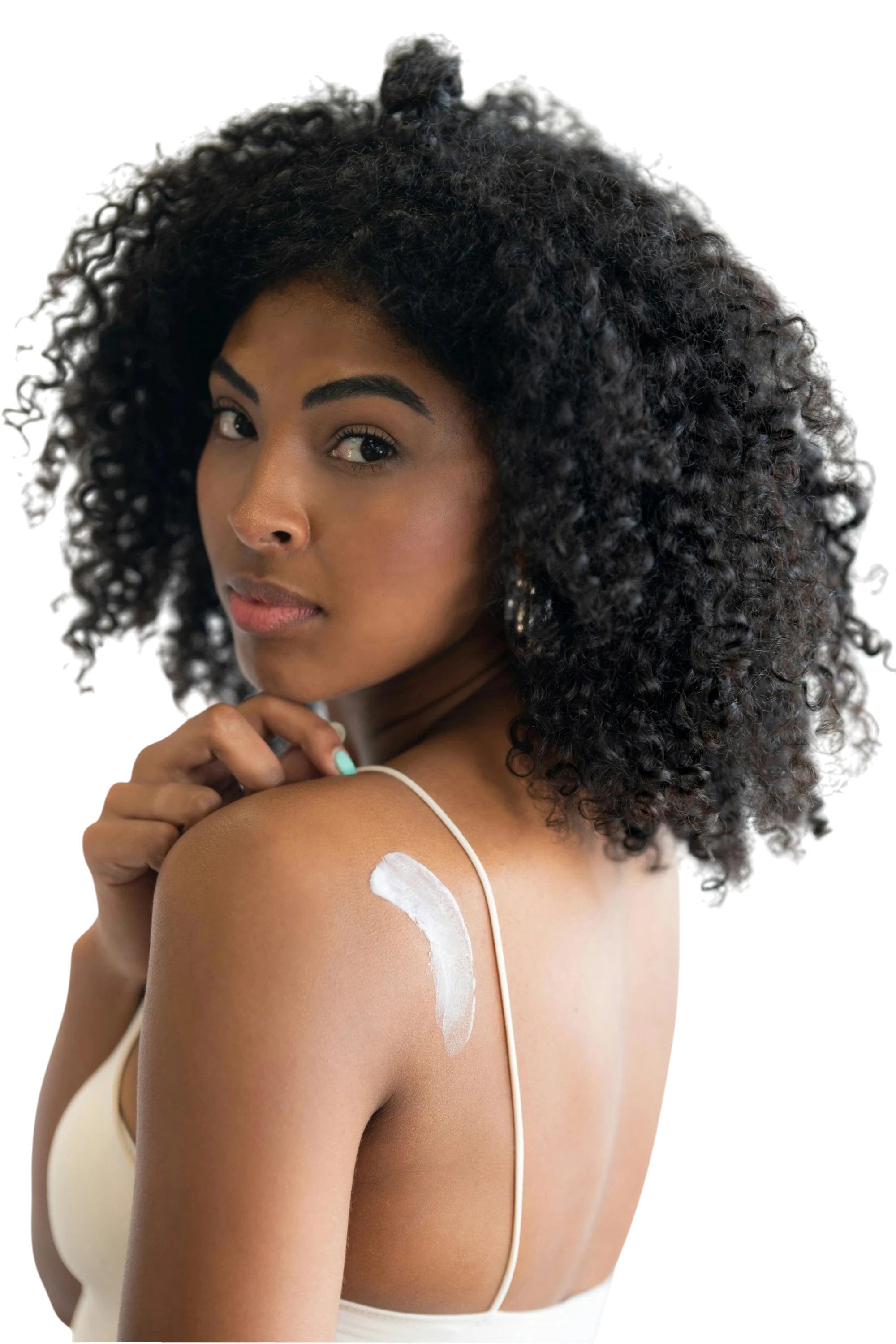 Femme africaine appliquant un soin cosmétique